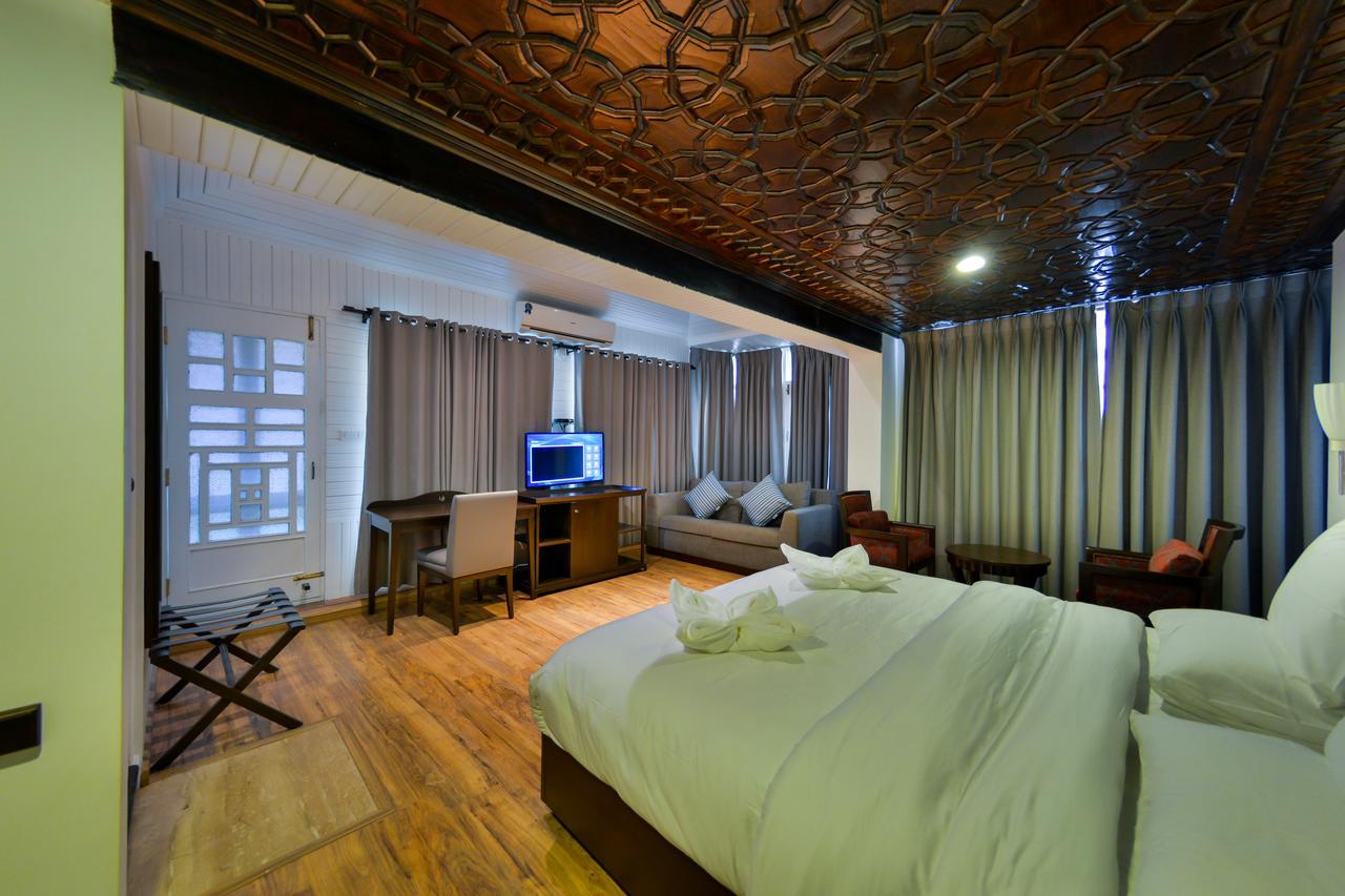 Hotel Metropolis Srinagar  Bagian luar foto