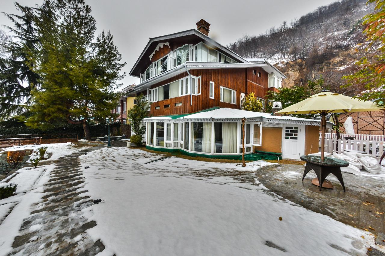 Hotel Metropolis Srinagar  Bagian luar foto