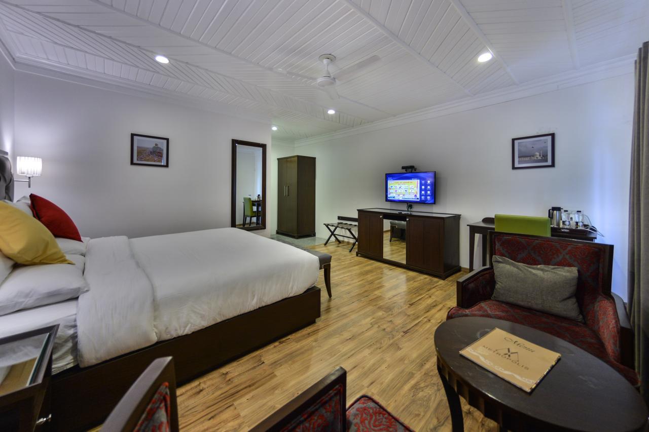 Hotel Metropolis Srinagar  Bagian luar foto