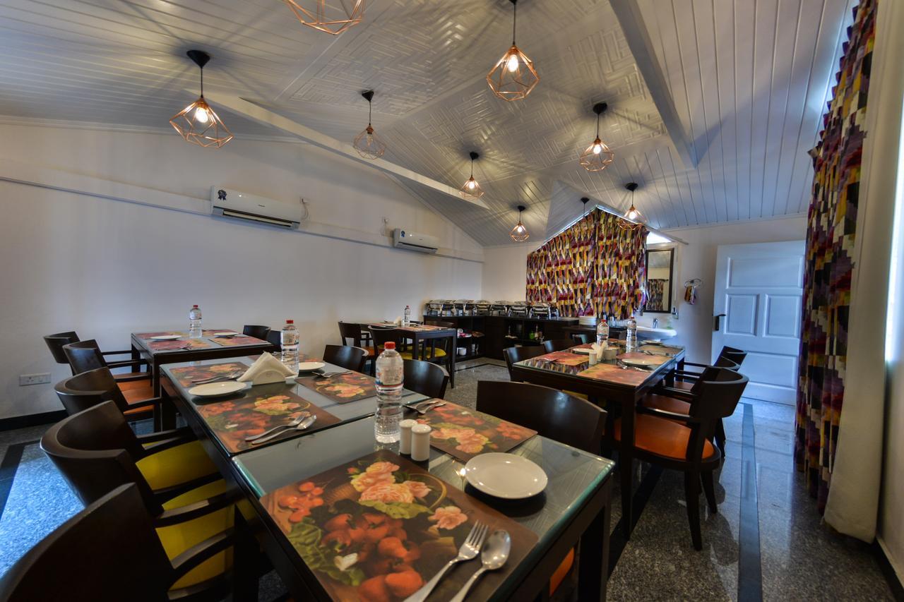 Hotel Metropolis Srinagar  Bagian luar foto