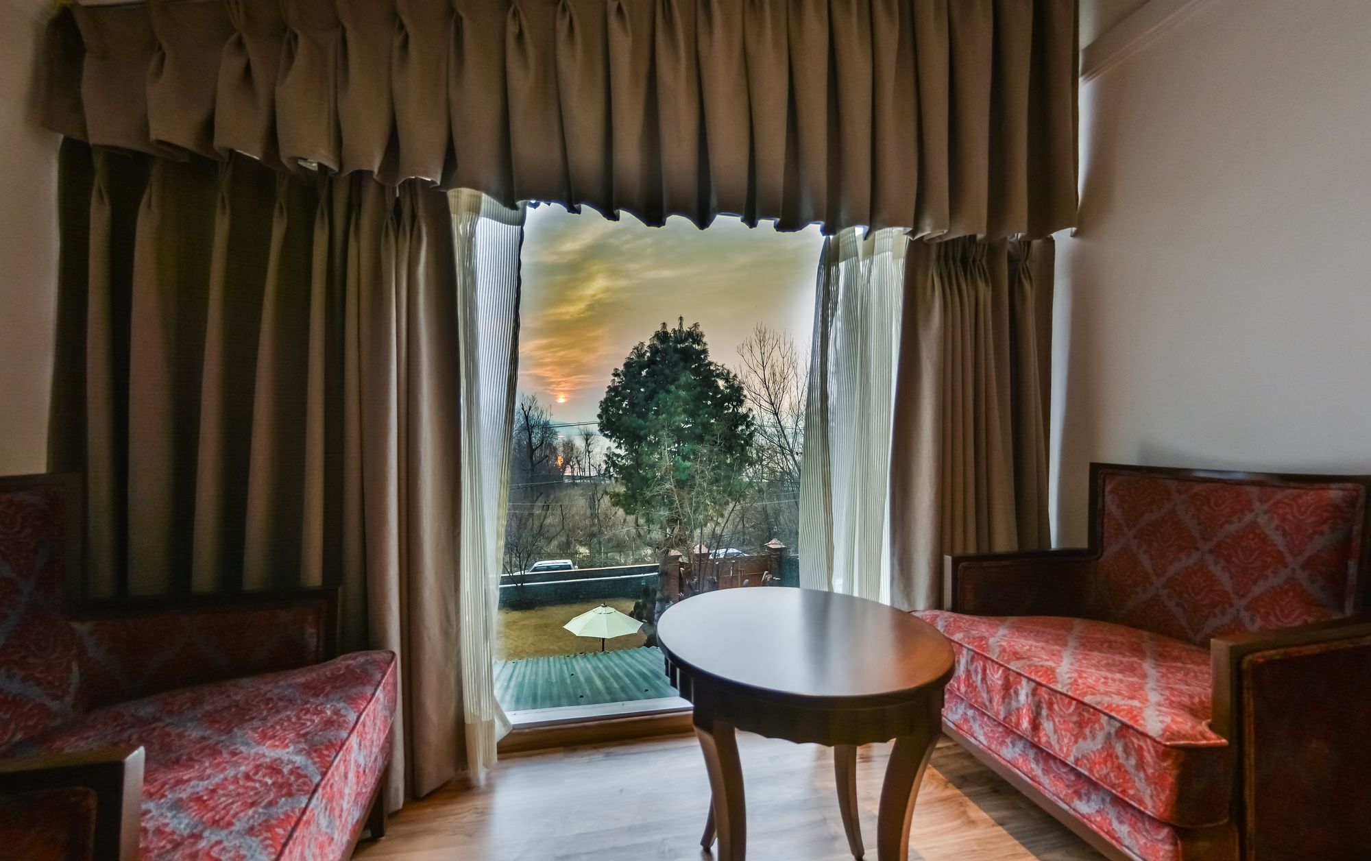 Hotel Metropolis Srinagar  Bagian luar foto